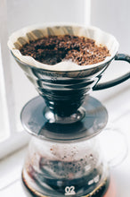 Görseli Galeri görüntüleyiciye yükleyin, Hario V60 02 Dripper (Siyah Plastik)