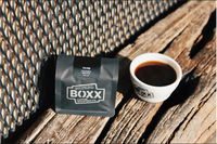 boxx coffee nitelikli kahve paketleri ve bir fincan kahve